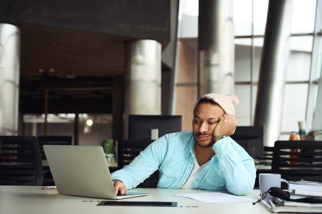 Person mit finanzieller Unsicherheit am Laptop